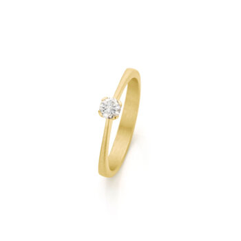 Handgemaakte, minimalistische verlovingsring in geelgoud met een diamant.
