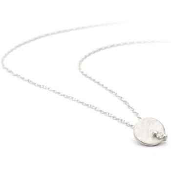 Minimalistische champagnekleurige hanger ketting met een kleine diamant van Ines Bouwen Jewelry.