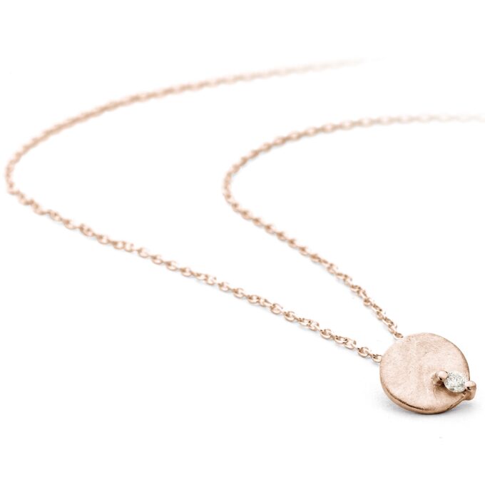 Minimalistische roségouden hanger ketting met een kleine diamant van Ines Bouwen Jewelry.