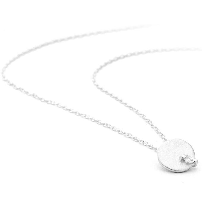 Minimalistische witgouden hanger ketting met een kleine diamant van Ines Bouwen Jewelry.