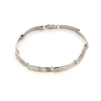 Handgemaakte schakelarmband in champagnegoud van Ines Bouwen Jewelry, uniek en elegant.