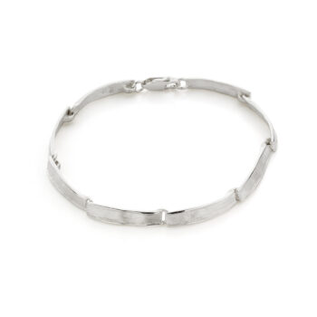 Handgemaakte schakelarmband in witgoud met rhodium van Ines Bouwen Jewelry, elegant en tijdloos.