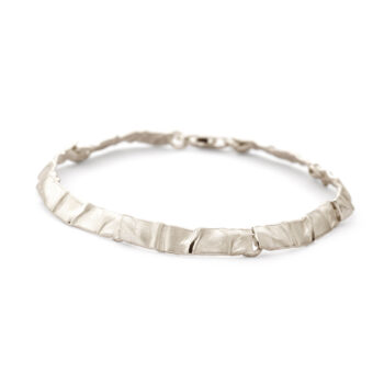 Handgemaakte champagnegouden armband N°48 met tijdloos en elegant design.