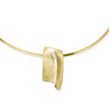 Handgemaakte geelgouden hanger met organische vorm van Ines Bouwen Jewelry.